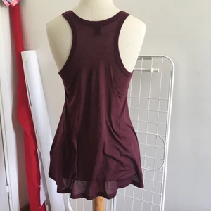 Vinröd topp S - Liftigt utsvängt linne köpt på HM, med brottarrygg och praktisk att ha över bikinin!