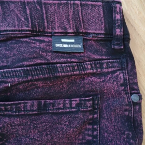 Dr Denim jeans - Vinröda jeans. Aldrig använda. Streachigt material. Pris exklusive frakt. 