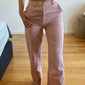 Rosa Manchester byxor - Fräscha ljusrosa Manchester byxor med vida ben, från H&M nästan alldrig använt! Frakt tillkommer