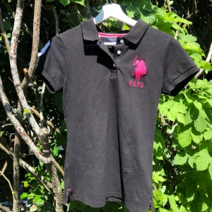 U.S Polo Pikétröja - U.S Polo Assn. Pikétröja i svart st. M. Superfint skick och knappast använd! Säljer för 80kr. Frakt tillkommer!🖤