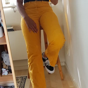 Oranga manchesterbyxor s.36 - säljer ett par använda manchesterbyxor. pruta gärna :)