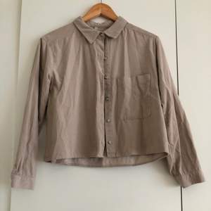Beige kroppad manchesterskjorta från Zara i strl XS. Säljs pga för liten. Köparen står för frakten. 