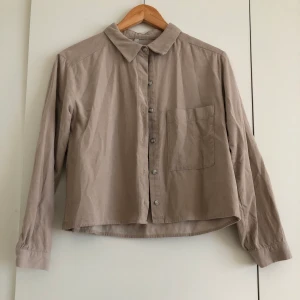 Zara manchesterskjorta strl XS - Beige kroppad manchesterskjorta från Zara i strl XS. Säljs pga för liten. Köparen står för frakten. 