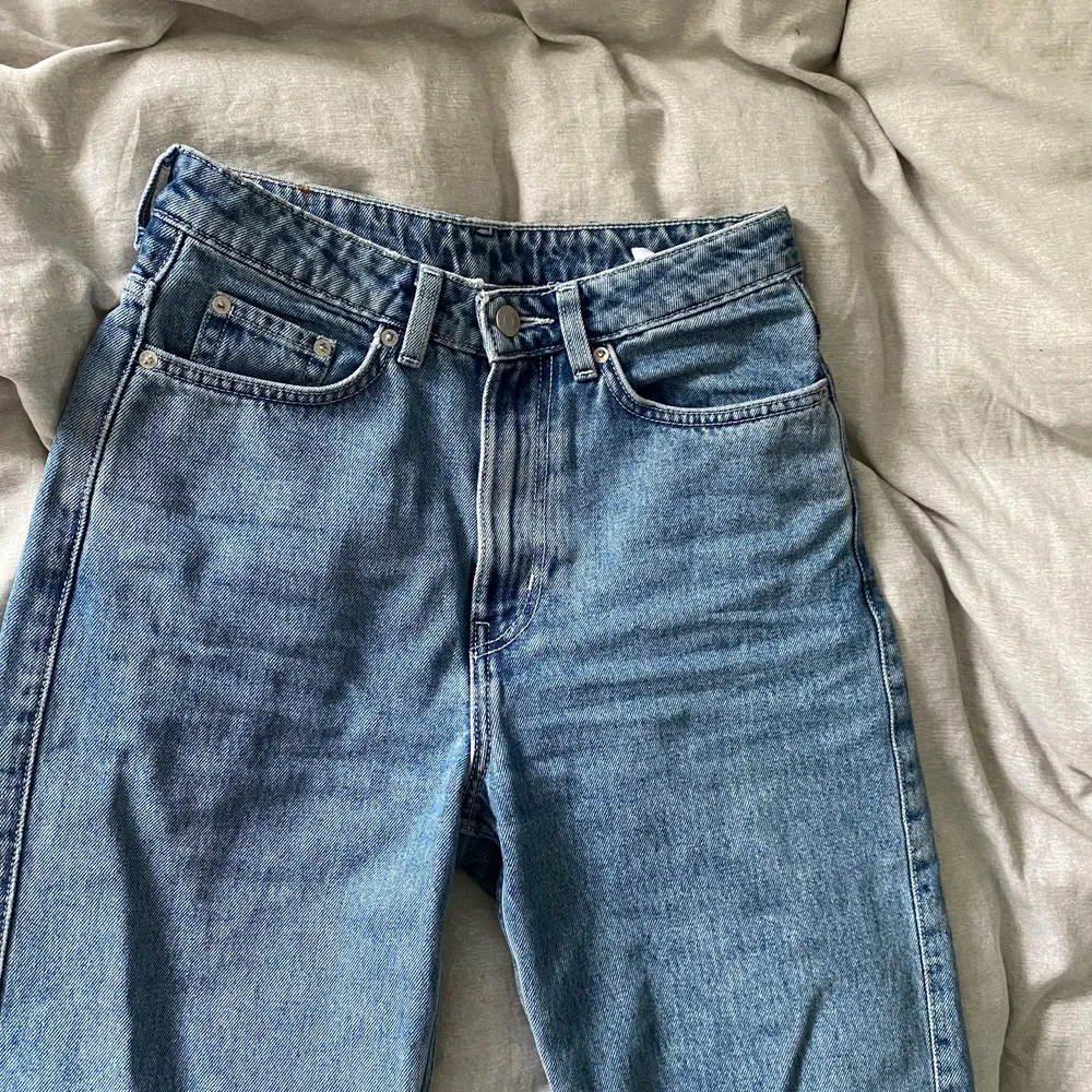 Rowe Extra High Straight Jeans - Weekday, stl 26/30, endast använda ett fåtal gånger pga fel storlek. +50kr frakt ||Högsta bud 210kr BUDGIVNINGEN AVSLUTAD. Jeans & Byxor.