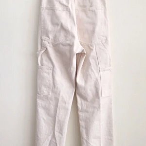 VITA JEANS ☠️ - Hej dessa jeans kommer från J.GALT men köpta på secondhand för ett tag sedan det är inte min stil längre. Som ni ser på sista bilden och andra bilden är inte fickorna likadana. De fickor på andra bilden är hur det ser ut alltså mer runda i formen!🌟