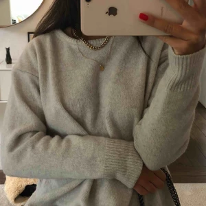  - Grå ulltröja ifrån Brandy Melville, använd 1-2 gånger! 