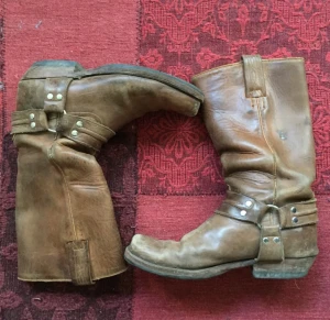  - Grymt fina boots med fin patina. Märkta som 37, men sitter perfekt på mig som har storlek 38