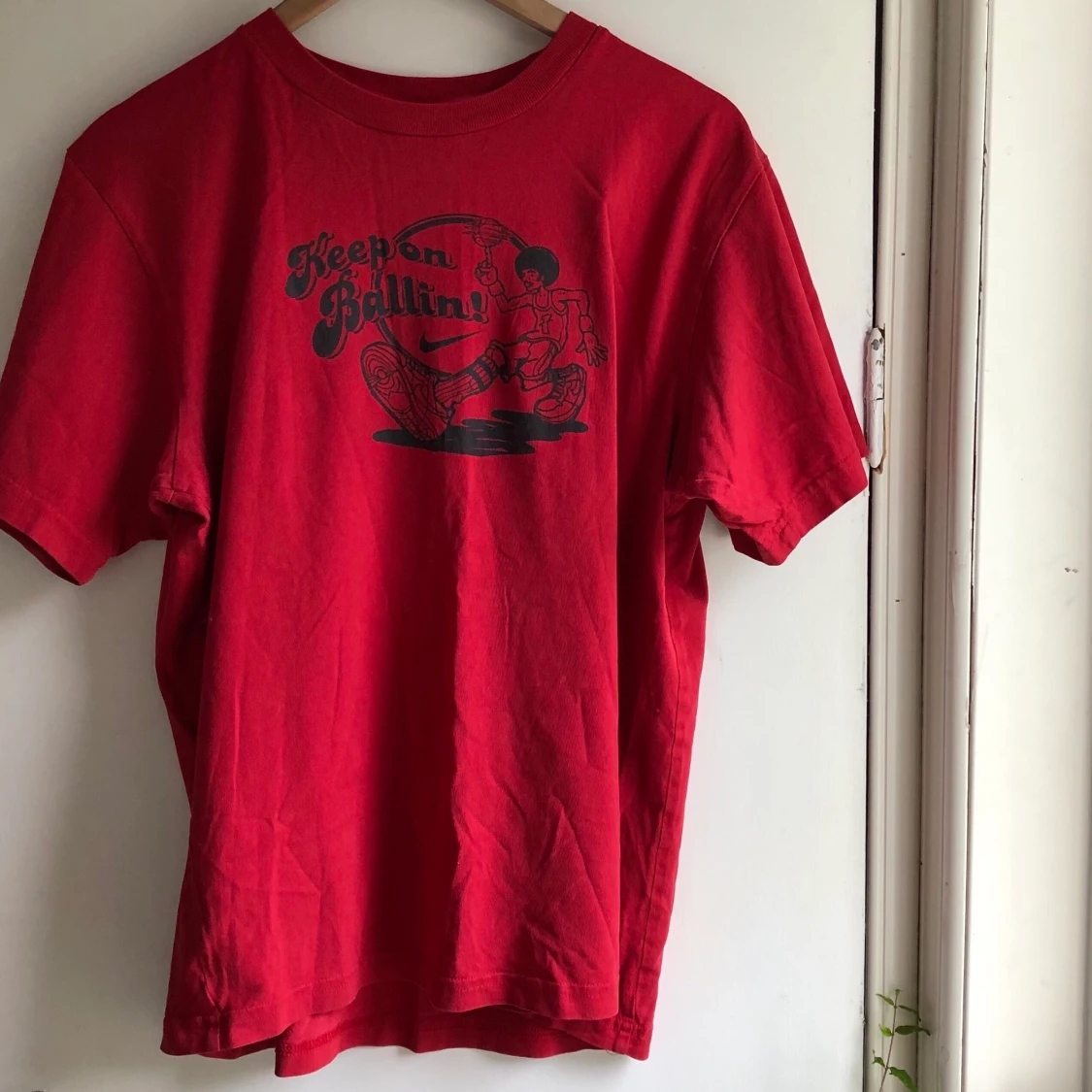 T-shirt med basket-motiv 