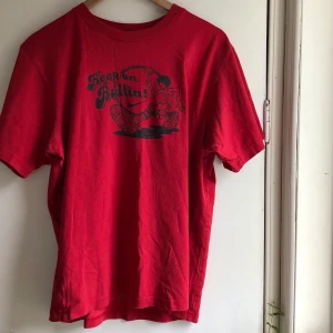 T-shirt med basket-motiv  - T-shirt från Nike med basket-motiv. En stor medium, unisex