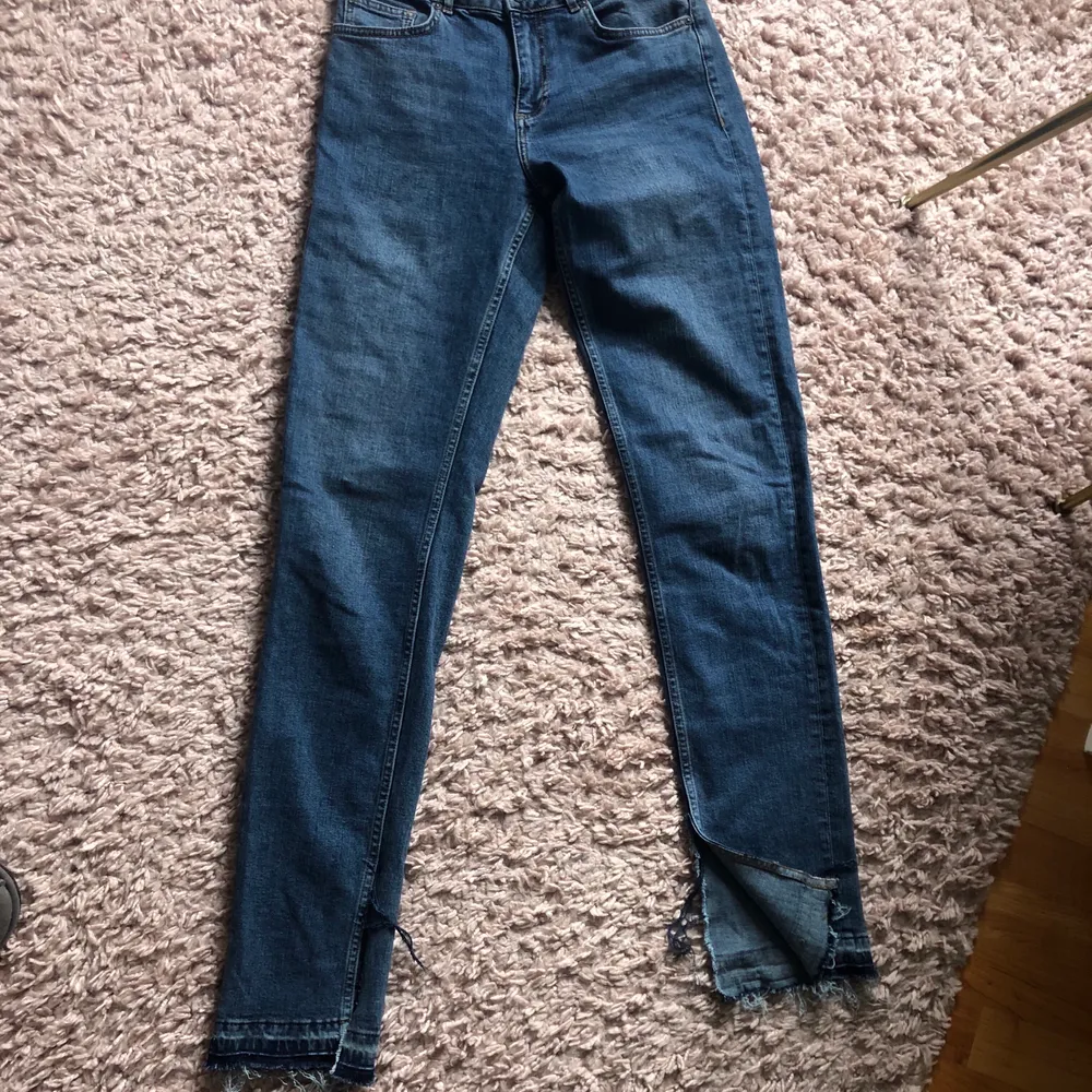 Snygga blåa jeans med slitningar och en slits längst ner, dom är ganska långa så passar perfekt med ett par högre sneakers. Säljer dessa då dom inte kommer till användning för mig. Köpta från zalando och märket noisy may. St W28 L36. 120kr + frakt. . Jeans & Byxor.