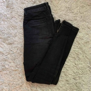  - Gråsvarta jeans i militärmodell 