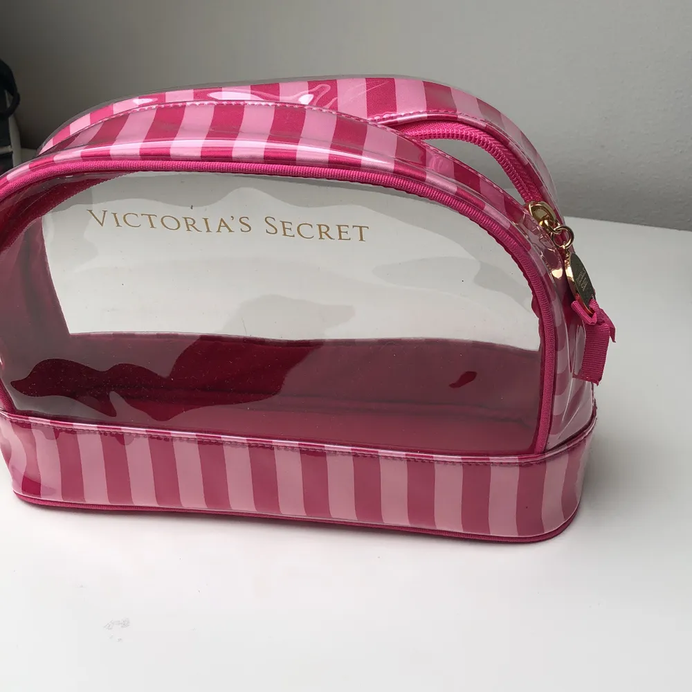 Äkta necessär från Victoria’s Secret, rosa. Använd till endast smycken. Så gott som ny!<33 kan köpas i stockholm eller fraktas:)). Väskor.