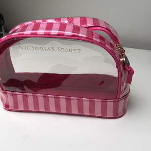 Äkta necessär från Victoria’s Secret, rosa. Använd till endast smycken. Så gott som ny!<33 kan köpas i stockholm eller fraktas:))