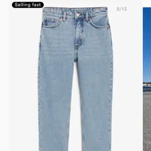 Raka ankellånga blåa populära jeans från monki. Använt väldigt få gånger. Köpta i 24.