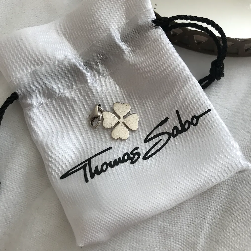 Silvrig Thomas Sabo berlock i form av en fyrklöver. Tyvärr har den blivit lite stött, säljer den därför för 120 inkl frakt🍀🍀🍀. Accessoarer.