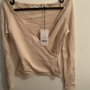 Na-kd topp strl XS - Helt ny med prislapp, frakt tillkommer💕