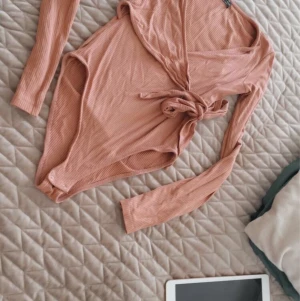 Body från Bershka - Söt rosa body med knyt från Bershka 