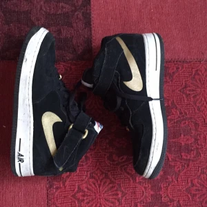  - Svinsköna Nike air force 1. Originella då dom är i mocka med gulddetaljer. Varma och sköna är dom med 😊