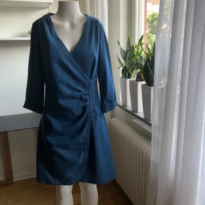 Omlottklänning Rules by Mary - Omlottklänning i storlek S från Rules by Mary. Endast använd en gång. 