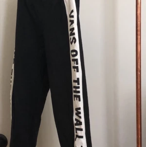 Vans trackpants - Säljer nu mina mysiga mjukisbyxor från Vans. Väldigt lite använda då jag växte ur dem snabbt. Relativt bra skick. Mag bandet har åkt ut men funkar lika bra utan. Bara att höra av sig med flera frågor!