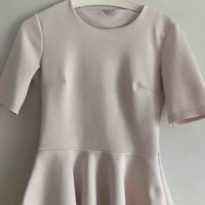 - Topp från hm trend i puderrosa. Storlek 36 så passar en S och M. Töjbart material och i bra skick. 160 kr inkl frakt 📦 