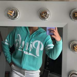 Säljer denna supersöta hoodie från Victoria’s Secret Pink! Den är i jättebra skick. Passa på!!💕 Bud från 300kr + frakt!💕