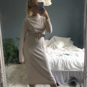 Beige klänning ZARA - Jätttefin klänning från ZARA. Storlek S, jag bär normalt xs/xxs. Stretchiga material och långt bälte så skulle sitta superfint även på större storlekar💞 knappt använd!