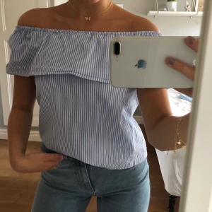 Offshoulderblus - Ett superfint offshoulder linne, använd 1 gång! Som ny. Strlk 34 men passar både S & XS! Säljer då den inte kommer till användning för min del. 60kr + frakt, eller högst bud! 💛💫