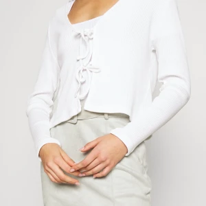 Tie front cardigan - Superfin och söt tie front top. Passar till nästintill allt, fest, till vardags mm. Den är extremt skön och luftig!!