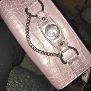 Necessär  - Bra skick super fin Guess necessär, kan frakta men du får stå för frakten.