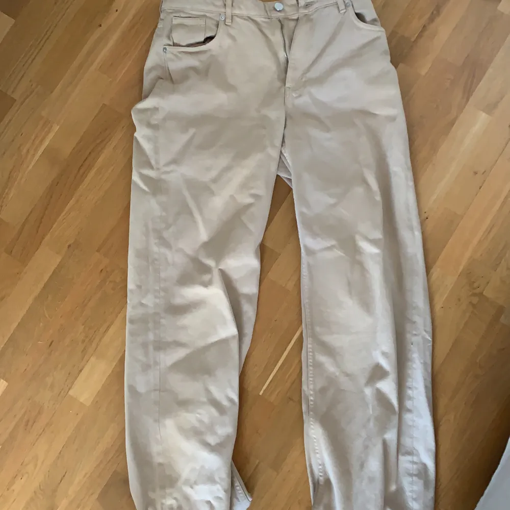 Jättesnygga (dock lite stora på mig) beiga monki jeans som är använda 2 ggr💕 Modellen är 181 cm. Jeans & Byxor.