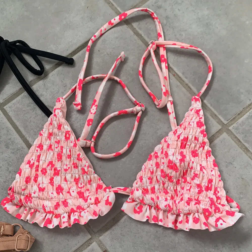 Den svarta underdelen kommer från Shein, den beiga underdelen kommer från Bikbok, och överdelen kommer från Asos. En för 60kr eller alla för 150kr, Överdelen är SÅLD! . Muu.
