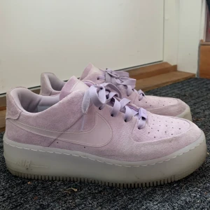 Nike air Force 1  - Säljer mina Nike air Force 1 i en super snygg pastell lila färg i mocka. Snyggaste och så så sköna skor! Knappt använda! Storlek 37,5. Säljer för 500kr 💜💜💜💜