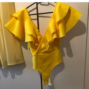 Body ginatricot  - Säljer två likadana bodys från gina tricot. En vit och en gul. Helt nya med prislapp kvar på båda, storlek xs. Säljer då de var försmå för mig. nypris 299 kr/styck men mitt pris är 210 för båda eller 110 kr styck + frakt