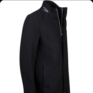 Rockandblue herrkappa - Svart ullkappa (knälång) med skinndetaljer. Som NY! Använd endast 1gång. Inköpspris förra vintern 2500kr 