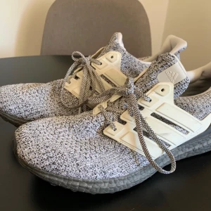 Ultra boozt - Ultraboost i färgen ”oreo”.  Flexibel Stretchweb-yttersula; Yttersulan i gummit Continental™ ger ett optimalt grepp under både våta och torra förhållanden; Mellanfotshölje.   Nypris: 1500kr Strl: 46,5 (Små i storleken)  Defekt: Två av skohålen har repor så man bör ej snöra skorna hela vägen upp (se bild).