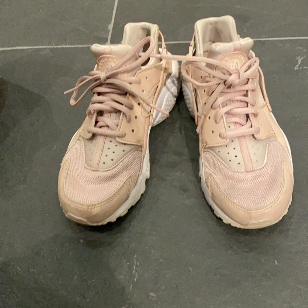 Supersnygga beige/rosa skor från Nike! Storlek 36 (står 37.5 men det är då man med dessa går upp i storlek) . Skor.
