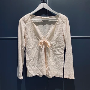 Odd molly - Odd Molly blus, ljusrosa/creme (färgen framkommer på bilden som vit pga ljuset). Storlek 0, blusen är använd någon enstaka gång. 300kr