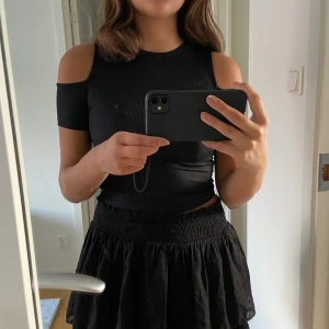 Topp - Söt topp från Zara med hål vid axlarna, knappast använd