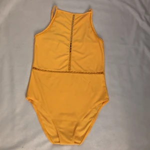 Gul body  - Säljer denna gula body från Hm, använd några gånger men säljer då den inte kommer till användning längre😊 Lägg gärna högre bud.