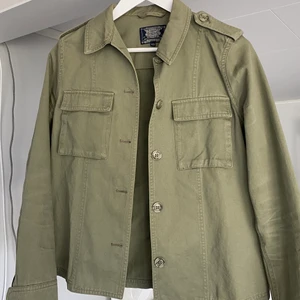 Grön tyg jacka - Grön tygjacka från JC. Fint skick. Frakt tillkommer.