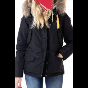 Parajumper-Doris, Dam - Parajumer i modellen Doris. Köpt för 10.000, kvitto & äkthetsbevis medföljer. Köpt för 2 år sedan, mycket bra skick. Kan gå ner i pris!!!🥰 Jackan är kemtvättad & jackan kan fraktas vid behov, möter anrs upp i stockholmsområdet:)