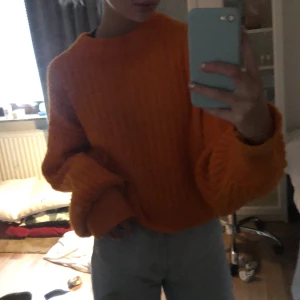 Stickad tröja Gina Tricot  -  Super fin och bekväm köpt för 300 ish                                 Säljer för 200 inkl frakt! Lite nopprig på ärmarna men annars bra skick. Sällan använd. Finns inte i butik längre vad jag vet. 