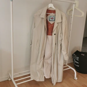 Vintage trench coat!!!  - perfekt till hösten!!! köpt second hand, jättefin och ren ljus beige trench coat, trendig 😍 passar många storlekar! 