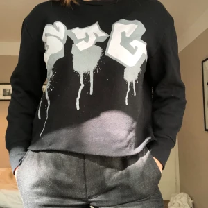 Avklippt sweatshirt från House of Dagmar - Trycket på (STG) står för Save The Grey vilket var en kampanj för att skydda världen gråa djur t.ex elefanter, vargar, valar osv. Den är avklippt så är som en lite längre crop top! Köparen står för frakt :)