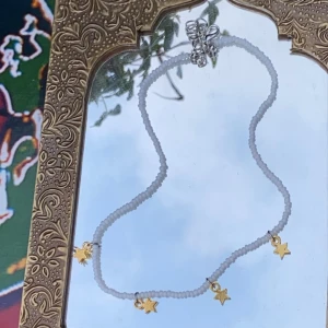 Halsband  - Så fint pärlhalsband med guldiga stjärnor!⭐️ 70 kr ink frakt💞