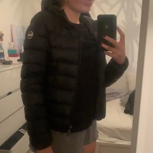 Colmar jacka - En jätte fin dunjacka från Colmar. Köpt för ett år sedan för 5000kr. Finns inga slitningar och är som ny. Lägger ut för att se vad folk kan tänka sig betala❤️ 