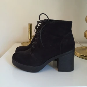  - Svarta skor med klack och snörning 