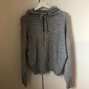 Stickad hoodie - Stickad tröja med luva, använt skick.