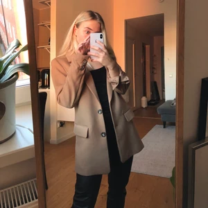 Brun oversize kavaj från H&M - Brun oversize kavaj från H&M. Aldrig använd, mycket gott skick. Frakt ingår!